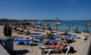 Turistas toman el sol en la playa de El Arenal en Palma de Mallorca. REUTERS/Juan Medina