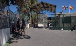 02/08/2024 Varias personas en la entrada del Centro de Estancia Temporal de Inmigrantes, a 2 de agosto de 2024, en Ceuta.