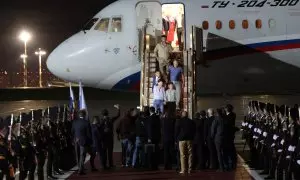 El presidente ruso, Vladimir Putin recibe a los prisioneros liberados tras el intercambio en el Aeropuerto Internacional de Vnukovo en Moscú.