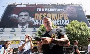 El líder de Desokupa, Dani Esteve, el día en el que la plataforma Desokupa ha desplegado una lona en Atocha contra el presidente del Gobierno, a 3 de julio de 2023, en Madrid (España).