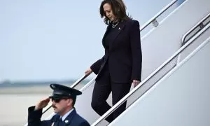 Foto de la candidata demócrata Kamala Harris llegando a la Base de la Fuerza Aérea Andrews, en Maryland, Estados Unidos, a 25 de julio de 2024.