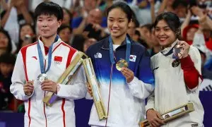 La medallista de plata He Bing Jiao de China, la medallista de oro An Se Young de Corea del Sur y la medallista de bronce Gregoria Mariska Tunjung de Indonesia posan en el podio de las competencias individuales femeninas de bádminton en los Juegos Olímpic