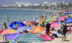 05/08/2024 Bañistas en una playa de Mallorca en agosto de 2023.