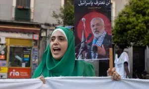 Un manifestante pro-Palestina sostiene un cartel con un retrato del líder de Hamás, Ismail Haniya, quien fue asesinado en Irán, que dice en árabe 'No reconoceremos a Israel' durante una protesta. Representantes de diferentes organizaciones pro-Palestina e