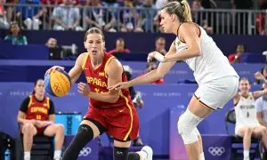 La jugadora española de baloncesto 3x3 Sandra Ygueravide trata la superar a la alemana Sonja Greinacher, en la final de los JJOO de París. REUTERS/Angelika Warmuth