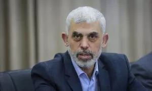 Yahya Sinwar, líder del movimiento islamista palestino Hamás, organiza una reunión con miembros de las facciones palestinas sobre la escalada de tensiones entre Israel y los palestinos en Cisjordania y Jerusalén, en la oficina del presidente de Hamás en l