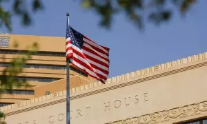 Una bandera estadounidense ondea delante del edificio del tribunal federal en El Paso (Texas). REUTERS/Jose Luis Gonzalez