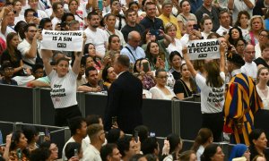 Dos mujeres jóvenes protestan contra las corridas de toros durante la audiencia general que celebra el papa Francisco en el aula Pablo VI del Vaticano. ALBERTO PIZZOLIAFP