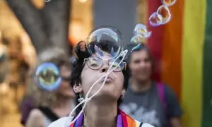 Una persona sopla pompas durante la manifestación del Orgullo LGTBI+, a 24 de junio de 2023, en Valencia, Comunidad Valenciana (España).