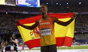 El atleta español Jordan Alejandro Díaz celebra el oro en la final de Triple salto masculino en el marco de los Juegos Olímpicos París 2024.