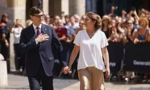 El presidente electo de la Generalitat, Salvador Illa (i), llega al acto en el que tomará posesión de su cargo, acompañado por su esposa, Marta Estruch, este sábado en Barcelona.