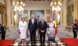 26 de junio de 2023. Foto de archivo del expresidente argentino Alberto Fernández y su esposa Fabiola Yánez con el presidente rumano Klaus Iohannis y a su esposa Carmen Johannis en el palacio de gobierno, el 26 de junio de 2023.