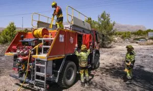 11 de agosto de 2024. Bomberos del consorcio provincial de Alicante en la zona afectada por el incendio declarado ayer en Benidorm, 11 de agosto de 2024.