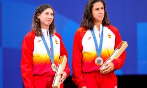 12/08/2024 Las tenistas de dobles Cristina Bucsa y Sara Sorribes durante la entrega de medallas en los Juegos Olímpicos de París 2024. Foto de archivo.