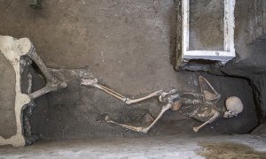 El cuerpo de una persona, víctima de la erupción del volcán, encontrado en el área arqueológica de Pompeya, al sur de Italia.