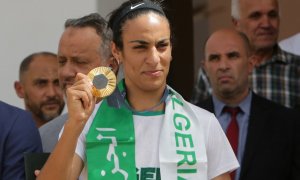 La boxeadora argelina Imane Khelif muestra la medalla de oro ganada en los Juegos Olímpicos de París, a su llegada a Argel. REUTERS/Ramzi Boudina