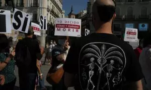 13/08/2024 Un grupo de personas se reúne durante la concentración de la asociación Derecho a Morir Dignamente (DMD) en la Puerta del Sol. Foto de archivo.