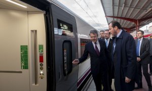 El ministro de Transportes, Óscar Puente, sube a un tren de alta velocidad de la serie 106 de Renfe en la estación de Chamartín Clara Campoamor para su primer viaje a A Coruña, el 16 de mayo de 2024.