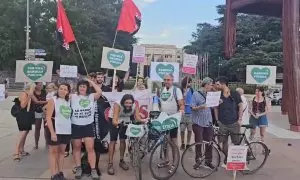 Los miembros de la Asamblea de Carabanchel a su llegada en la Plaza de las Naciones, frente a la sede de la ONU, en Ginebra.