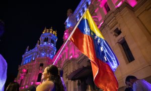 Decenas de personas durante una concentración de apoyo a Venezuela, en la plaza de Cibeles (Madrid), a 7 de agosto de 2024.