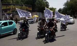 Varios talibanes montados en moto y con banderas participan en una marcha para conmemorar el tercer aniversario de la caída de Kabul y su llegada al poder en Afganistán. REUTERS/Sayed Hassib