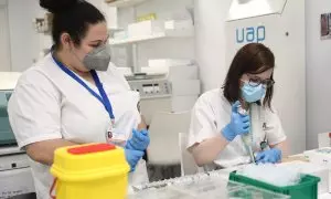 Profesionales sanitarias de laboratorio trabajan con pruebas PCR para la mpox, a 31 de mayo de 2022. (Archivo).