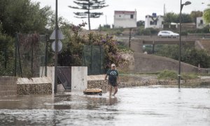 16/08/2024 Un hombre atraviesa una zona inundada a causa del reciente paso de una DANA en Alaior, Menorca. Foto de archivo.