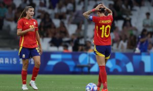 Dos jugadoras de la selección española de fútbol femenino durante la semifinal entre Brasil y España de  los JJOO de París 2024