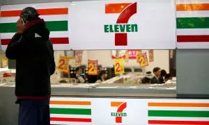 Un hombre habla por su móvil frente a una tienda de conveniencia de 7-Eleven en Tokio. REUTERS/Toru Hanai