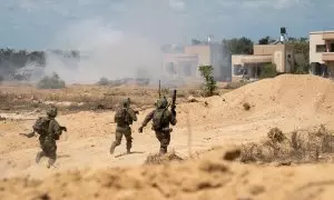 Imagen de archivo de tres militares isrealíen en una operación terrestre en Gaza.