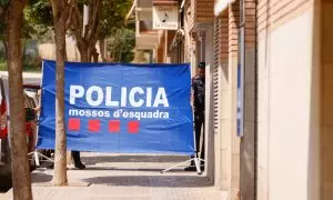 Efectivos de los Mossos d'Esquadra en la calle del municipio barcelonés de Rubí donde vivía una de las mujeres asesinadas por un policía jubilado, en un nuevo asesinato machista. EFE/Quique García