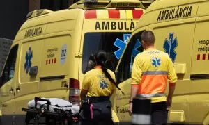 Foto de archivo de unos sanitarios trabajando en una ambulancia, en Barcelona, Catalunya.