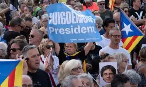 Foto de archivo de personas durante la concentración para recibir al expresidente de la Generalitat Carles Puigdemont en el paseo Lluís Companys, en Barcelona.