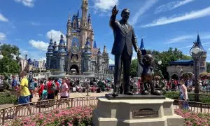 Una estatua de Walt Disney con Mickey Mouse en el parque Walt Disney World de Orlando (Florida, EEUU). — Octavio Jones / REUTERS