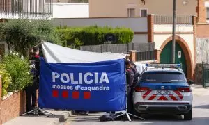 Operativo de los Mossos d'Esquadra en el domicilio de una de las últimas víctimas de violencia machista, la mujer asesinada en Castellbisbal (Barcelona) por su pareja, un comisario jubilado de la Policía Nacional. EFE/ Quique García