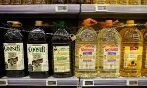 Bidones de aceite de oliva en un supermercado de Málaga, protegidos con cadenas para evitar hurtos. REUTERS/Jon Nazca