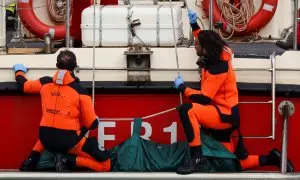 Rescate de uno de los cadáveres hallados en el yate hundido en Sicilia.