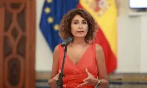 La vicepresidenta primera del Gobierno y ministra de Hacienda, María Jesús Montero, atiende a los medios durante la visita institucional al Ayuntamiento de Rota. E.P./Rocío Ruz / Europa Press