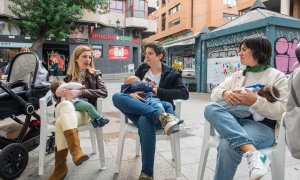 Foto de tres mujeres dando el pecho a sus bebés.