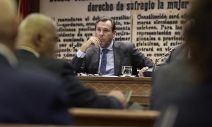 El ministro de Transportes y Movilidad Sostenible, Óscar Puente, durante su comparecencia ante la Comisión de Transportes y Movilidad Sostenible del Senado para explicar los retrasos e incidencias en la red ferroviaria. E.P./Jesús Hellín / Europa Press