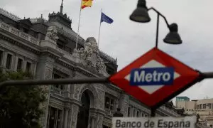 Las banderas de España y de la Unión Europea ondean en la fachada del Banco de España en Madrid. EFE/ Mariscal