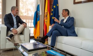 El presidente del Gobierno, Pedro Sánchez, junto al presidente de las Islas Canarias, Fernando Clavijo.