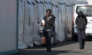 23/08/2024 Varias personas migrantes llegados en cayuco en el puerto de La Restinga, a 23 de agosto de 2024, en El Hierro, Canarias.