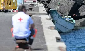 Imagen del  cayuco con medio inmigrantes que ha  arribado este fin de semana por sus propios medios al puerto de La Restinga en la isla de El Hierro. EFE/ Gelmert Finol