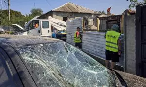 Trabajadores y voluntarios examinan una zona bombardeada en Járkiv, al este de Ucrania.