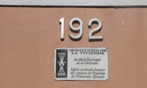 Una placa amb simbologia franquista a l'entrada d'un edifici de Girona