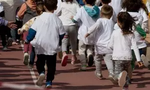 Foto de archivo de un grupo de niños en su primer día de colegio tras las vacaciones, en Leganés, Madrid.