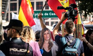 arias personas se concentran para protestar contra el presidente del Gobierno antes de que su mujer, Begoña Gómez, llegue a declarar como investigada, en los juzgados de Plaza de Castilla, a 5 de julio de 2024,