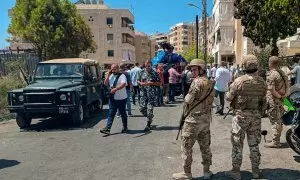 El ejército libanés asegura la zona donde un coche fue alcanzado por un ataque con dron israelí en la ciudad portuaria de Sidón, al sur del país