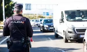 Un policía vigila el tráfico en Alacant.